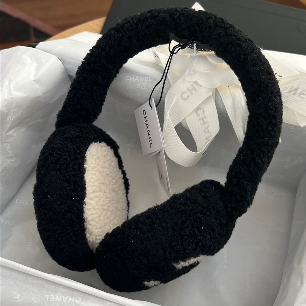 CHANEL 25B Black and Cream Earmuffs Full Set w Tags - Picture 5 of 5